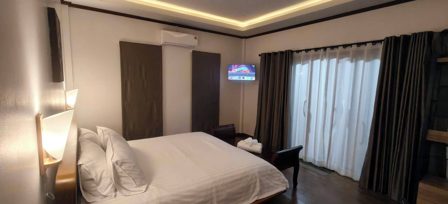 Deluxe Room, Garden View | In-room safe, laptop workspace, blackout drapes, WiFi (free)
