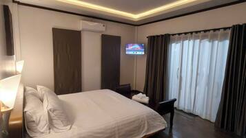 Deluxe Room, Garden View | In-room safe, laptop workspace, blackout drapes, WiFi (free)