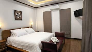 Premium bedding, in-room safe, laptop workspace, blackout drapes
