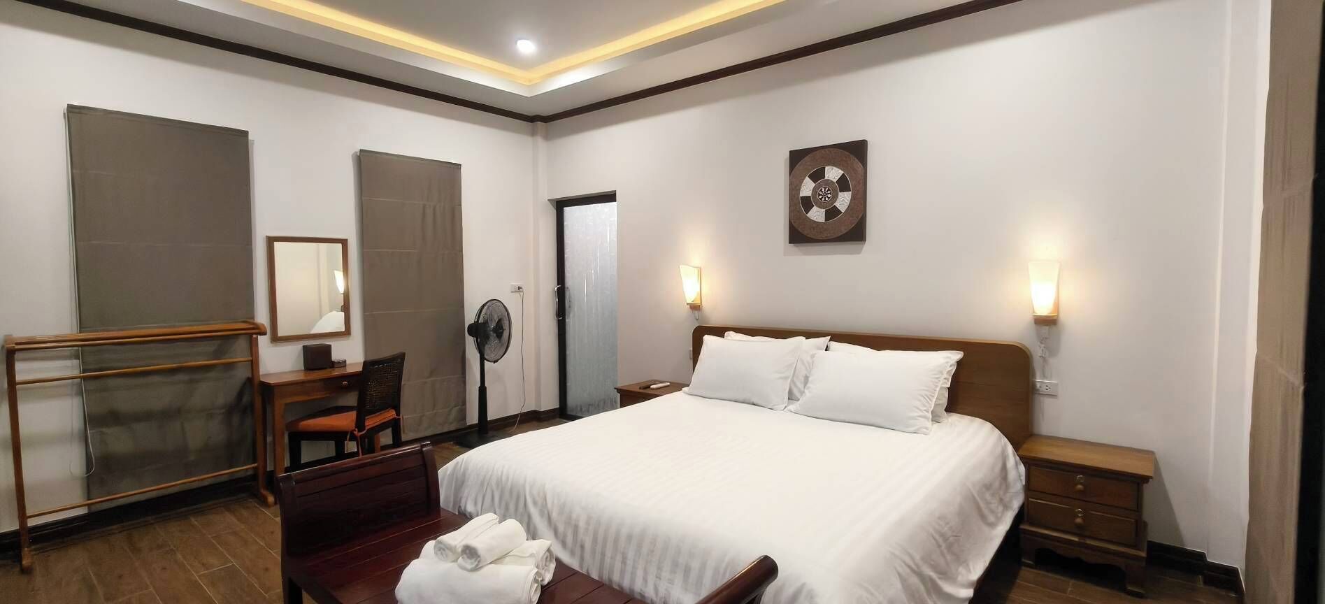 Deluxe Room, Garden View | In-room safe, laptop workspace, blackout drapes, WiFi (free)