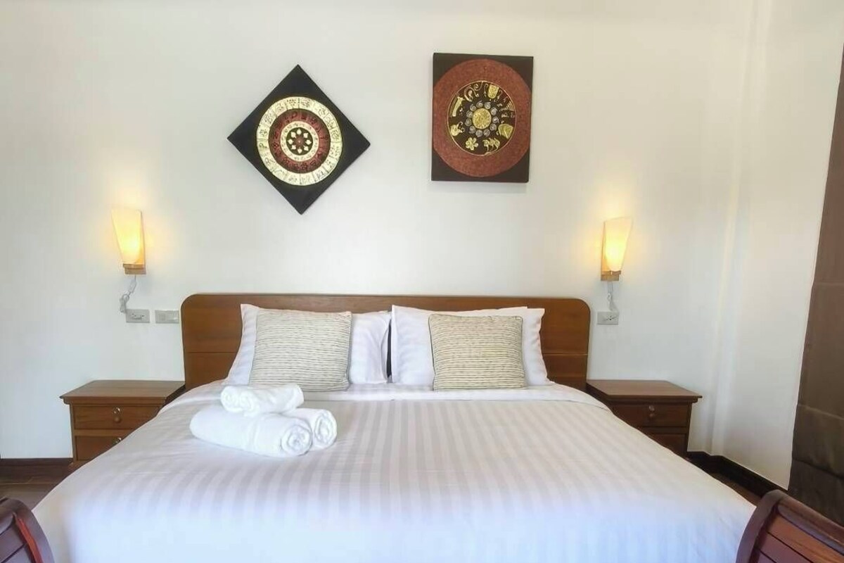 Ropa de cama de alta calidad y caja de seguridad en la habitación 