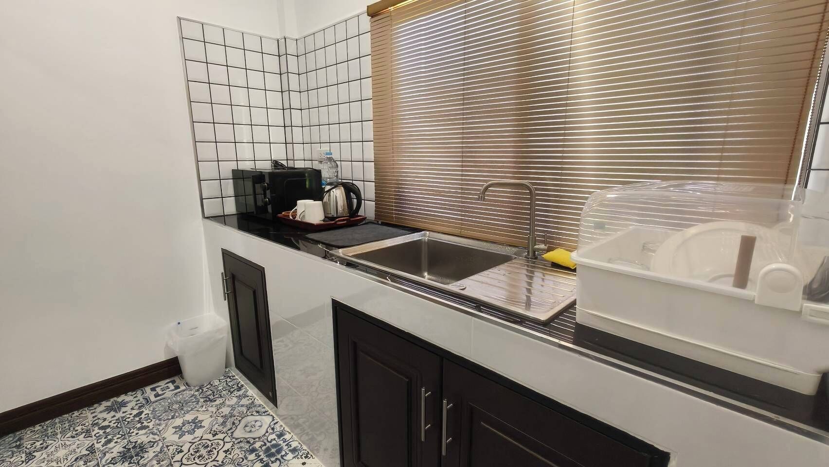 Deluxe Room, Garden View | Private kitchen | Full-size fridge, microwave, cookware/dishes/utensils