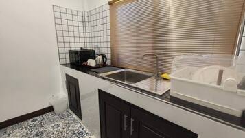 Deluxe Room, Garden View | Private kitchen | Full-size fridge, microwave, cookware/dishes/utensils