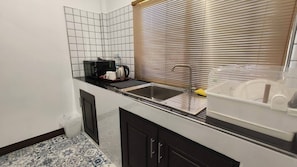 Deluxe Room, Garden View | Private kitchen | Full-size fridge, microwave, cookware/dishes/utensils - Ladda Garden Home  (Muang)