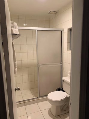 Basic Room | Bathroom - Hotel Costa Dorada (Playas de Rosarito)