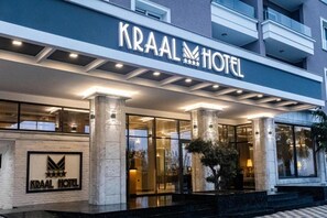 The exterior of the Kraal Hotel with a modern facade, large glass windows, and a prominent entrance. - Kraal Hotel Vlore (Vlorë)