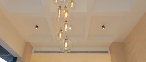 Una sala moderna con un conjunto de sofás, una mesa de centro y un diseño de panel de pared único.
