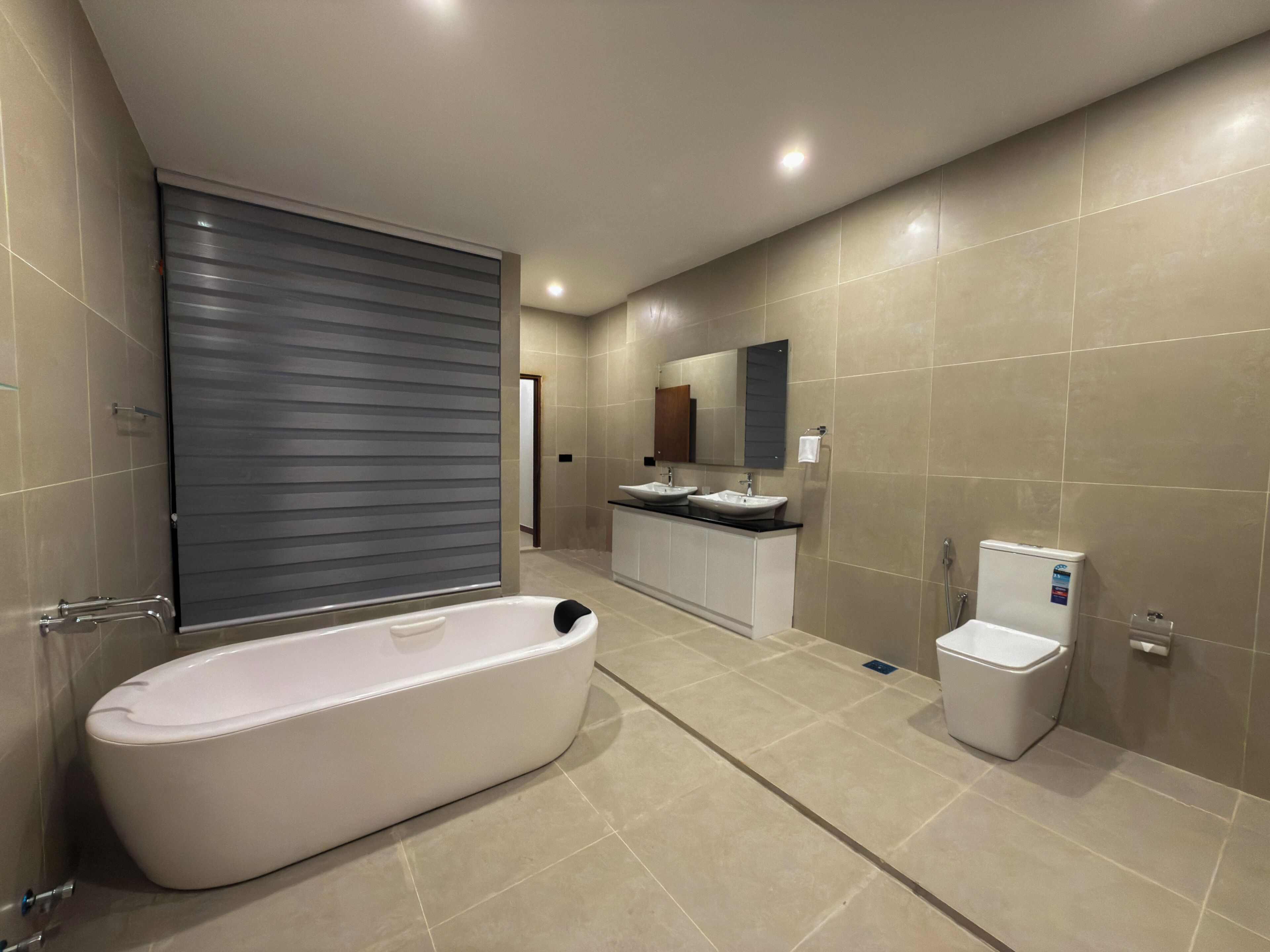 Superior Studio Suite, Balcony, Courtyard View | Bathroom | Shower, towels, soap, shampoo