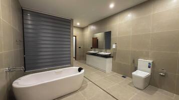 Superior Studio Suite, Balcony, Courtyard View | Bathroom | Shower, towels, soap, shampoo