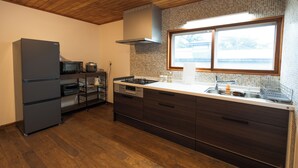 Eine moderne Küche mit Backofen, Mikrowelle und Gasherd.
