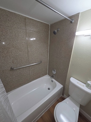 Habitación doble Confort, vista a la ciudad | Baño | Toallas, jabón, shampoo, papel de baño 