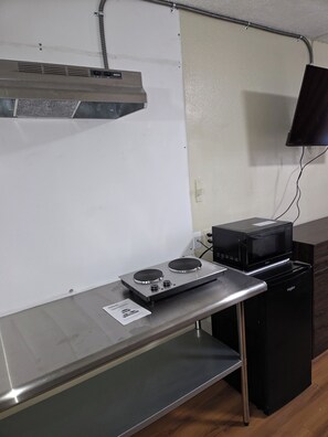 Quarto casal conforto, vista para a cidade | Cozinha privada | Frigobar, micro-ondas, cooktop