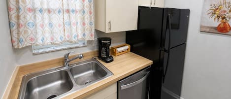 Coffee/tea maker, fridge, microwave, oven