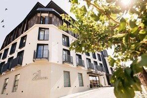 Un hotel de varios pisos con balcones y un cielo despejado.
