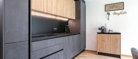 Coffee/tea maker, fridge, microwave, stovetop