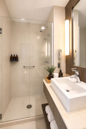 Douche, sèche-cheveux, serviettes fournies, savon