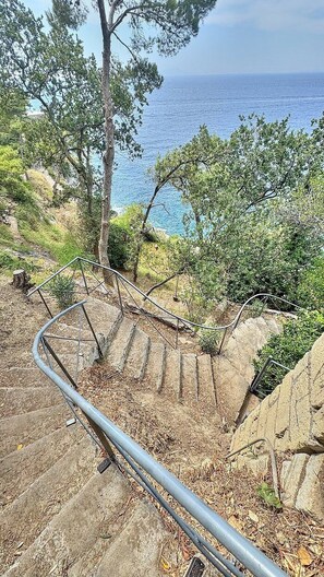 Eine Treppe, die zu einer Küstenregion mit Meerblick führt.
