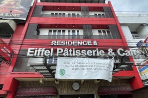Un edificio con un letrero que dice 'Residence & Eiffel Pâtisserie & Café'.