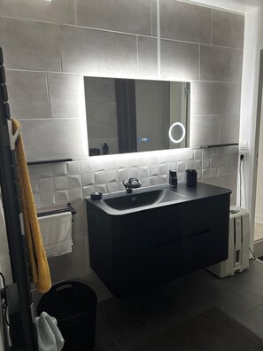 Shower, hair dryer, towels - Vrbo Property (Marsais)