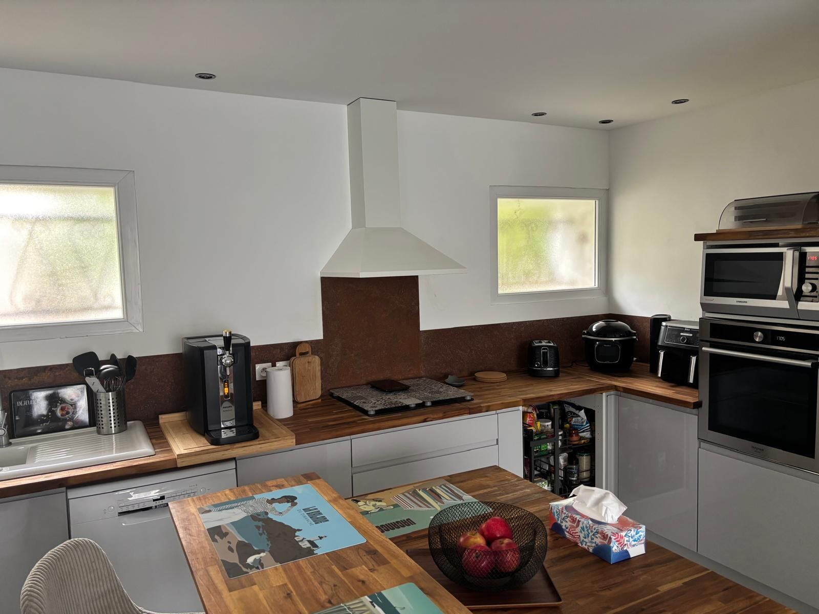 Coffee/tea maker, fridge, microwave, oven