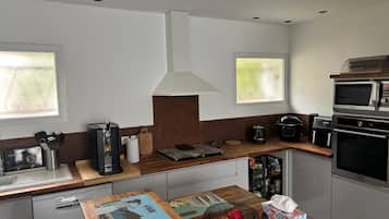 Coffee/tea maker, fridge, microwave, oven