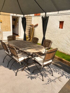 Outdoor dining - Vrbo Property (Marsais)