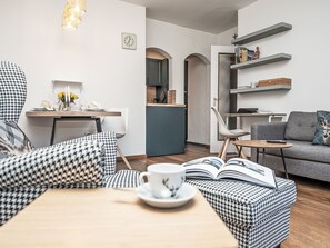 Ein modernes Wohnzimmer mit einer Couch, einem Couchtisch und einem Bücherregal.