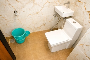 Kostenlose Toilettenartikel, Handtücher, Seife, Shampoo