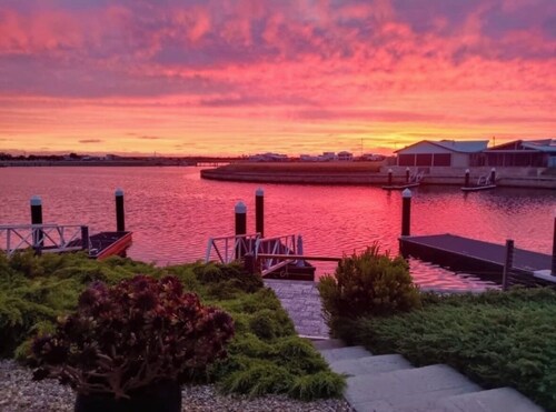 Private Waterfront Retreat w Boat Ramp. 
Beach around the Corner.