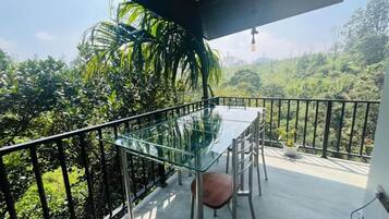 Suite Deluxe, balcone, vista montagna | Ristorazione all'aperto