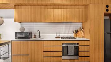 Coffee/tea maker, fridge, microwave, oven