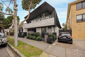 Exterior - The Coppin Street Cave (Richmond)