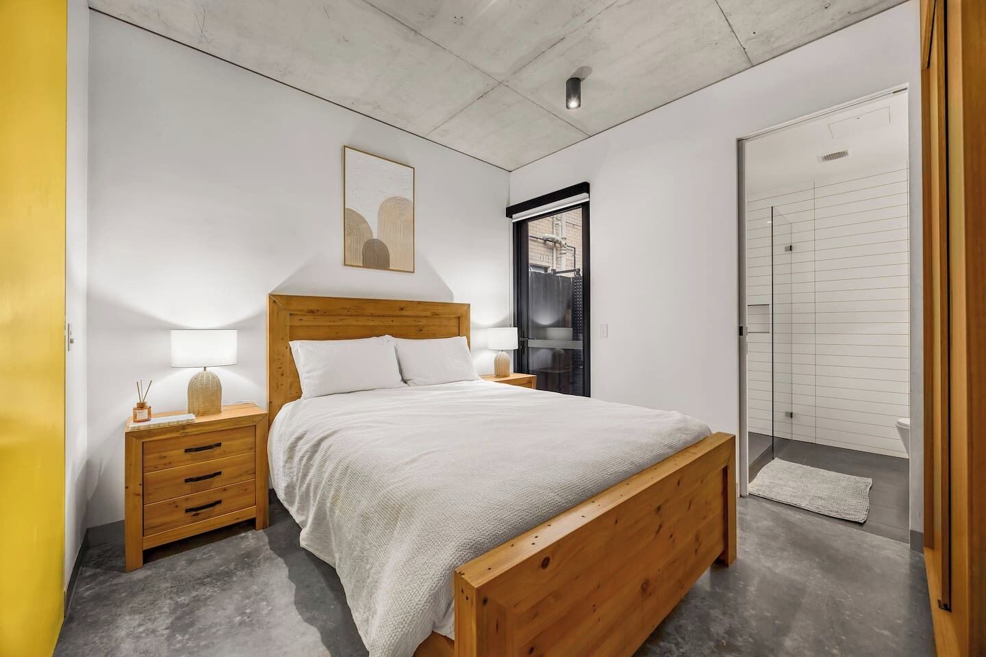 Desk, iron/ironing board, WiFi, bed sheets