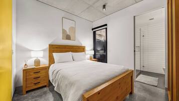 Desk, iron/ironing board, WiFi, bed sheets
