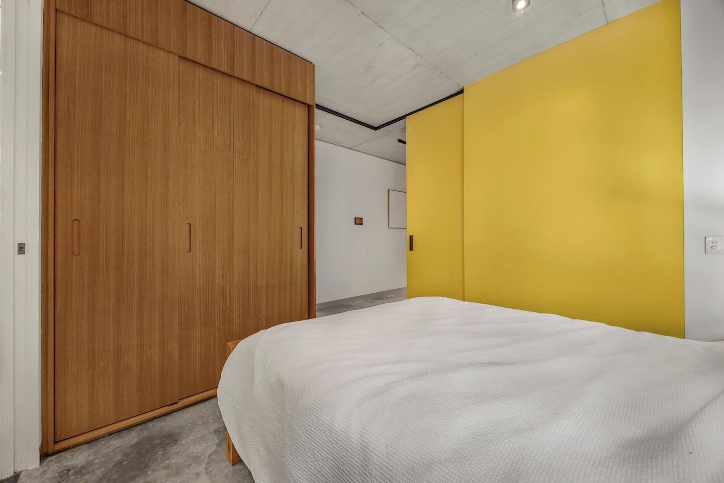 Desk, iron/ironing board, WiFi, bed sheets