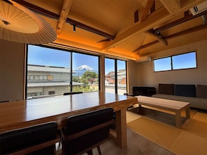 Interior - A Modern Japanese-Style Villa with a View of Mount Fuji Right Before Your Eyes | Includes a BBQ and Sauna, plus a Bath for 10 People | Accommodates up to 16 Guests (山梨県)