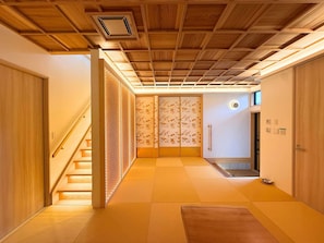 Interior - A Modern Japanese-Style Villa with a View of Mount Fuji Right Before Your Eyes | Includes a BBQ and Sauna, plus a Bath for 10 People | Accommodates up to 16 Guests (山梨県)