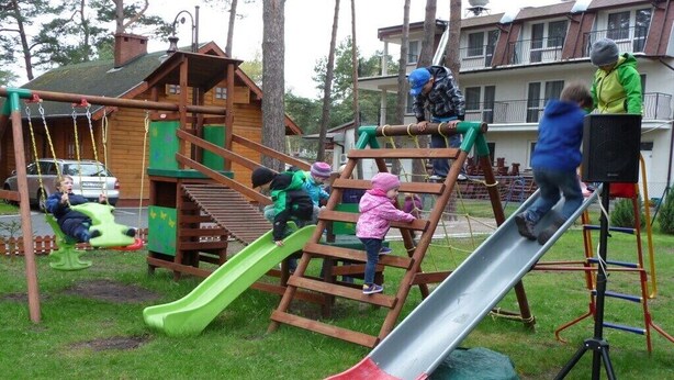 Une aire de jeux avec des toboggans et des structures d’escalade.