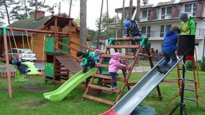 Un'area giochi con scivoli e strutture per arrampicarsi.