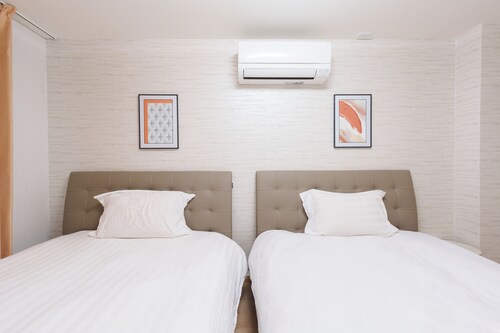 Just a short walk from Kuromon Market (2 min), Dotonbori, Shinsaibashi, and the Glico Sign—Dotonbori Guesthouse: A Place to Call Home