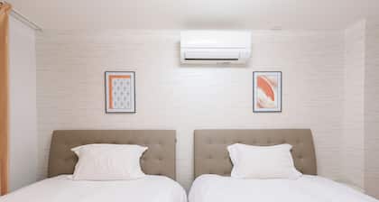 Just a short walk from Kuromon Market (2 min), Dotonbori, Shinsaibashi, and the Glico Sign—Dotonbori Guesthouse: A Place to Call Home
