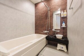 Een haardroger, een bidet, handdoeken, zeep