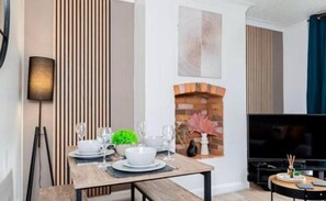 Dining - Stylish 3BR Home Near NEC, BHX, HS2 & JLR (West Midlands)