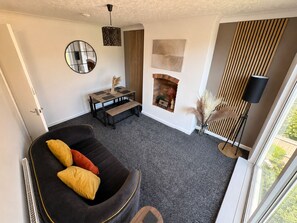 Living area - Stylish 3BR Home Near NEC, BHX, HS2 & JLR (West Midlands)