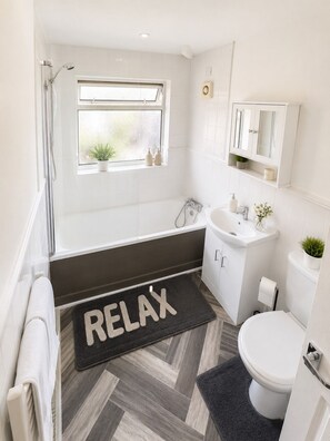 Bathroom - Stylish 3BR Home Near NEC, BHX, HS2 & JLR (West Midlands)