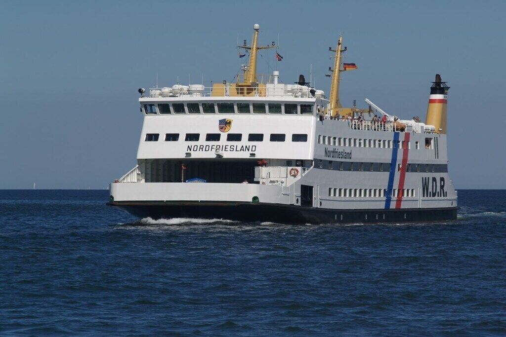 Un ferry con la leyenda 'Nordfriesland' en el costado, navegando sobre el agua.