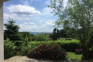 A garden with a variety of plants and a clear sky. - Holiday home Hörnchens Hörle (Volkmarsen-Hörle)