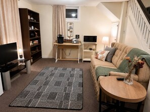 Living area - Cozy Basement Retreat in Bancroft (Bancroft)