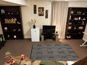 Living area - Cozy Basement Retreat in Bancroft (Bancroft)