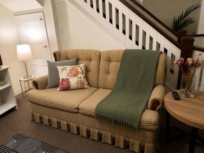 Living area - Cozy Basement Retreat in Bancroft (Bancroft)